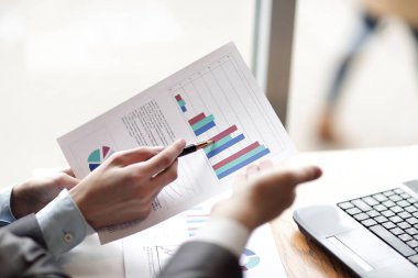 kapatmak up.employees tartışmak finansal performans. iş kavramı