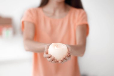 up.a yakın güzel genç kadın yanan muma genişletir