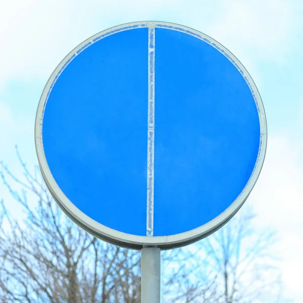 Close-up. lege blauwe verkeersbord met plaats voor tekst — Stockfoto