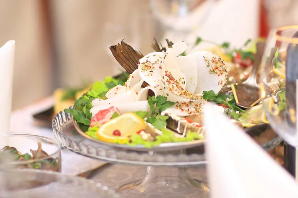 Tallrik med kött förrätt på bordet i restaurangen — Stockfoto