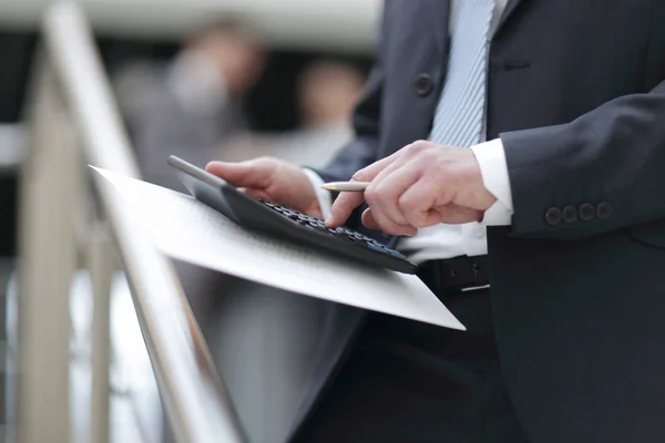 Close up. Geschäftsmann mit Taschenrechner im Büro. Buchhaltung — Stockfoto