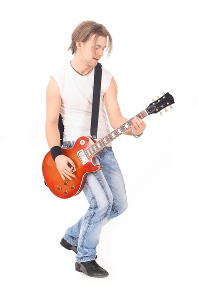 Retrato en pleno crecimiento.un joven con una guitarra — Foto de Stock