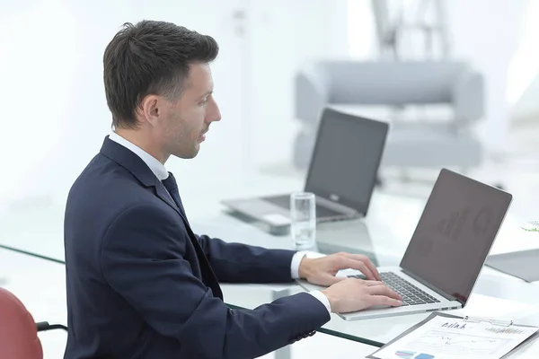 Jonge zakenman werken met laptop in kantoor — Stockfoto