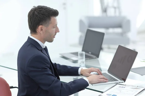 Pengusaha muda yang bekerja dengan laptop di kantor — Stok Foto