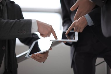 Kapat. Tablet bilgisayarlı iki işadamı