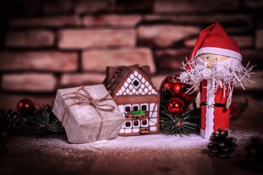 Zencefilli kurabiye evinin arka planında Noel hediyesi