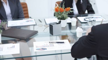 up.Business grafik iş takım önünde masada kapatın