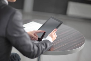 yakın çekim. Dijital tablet ekran dokunarak işadamı