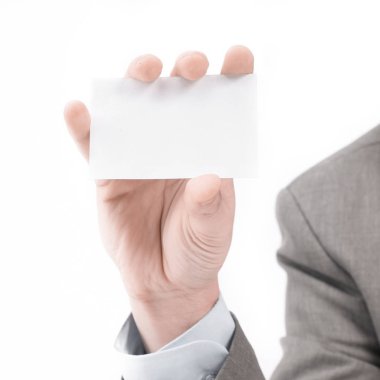 boş bir kredi kartı gösteren iş adamı. Plastik banka kartları des