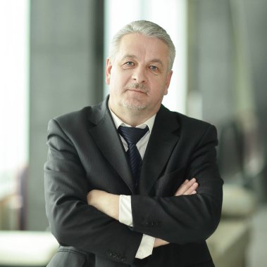 office arka plan üzerinde yetişkin bir işadamı portresi