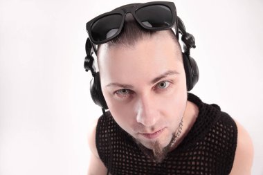 yakın çekim. şık genç erkek rapçi portresi