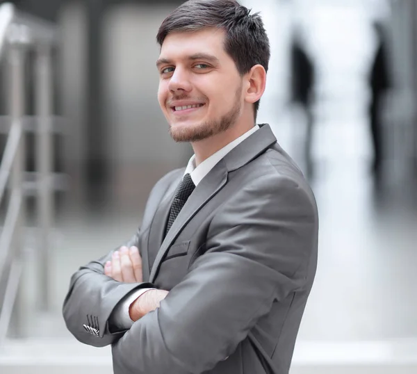 Fechar up.very homem de negócios feliz em seu escritório — Fotografia de Stock