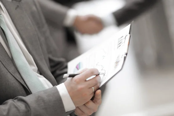 Close-up. zakenman met financiële grafiek op de achtergrond van de bus — Stockfoto