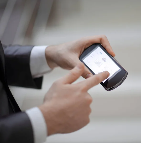 Nahaufnahme eines Geschäftsmannes mit digitalem Tablet mit leerem Display — Stockfoto