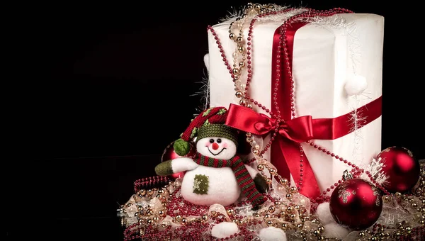 Scatola con regalo di Natale e addobbi natalizi su nero — Foto Stock