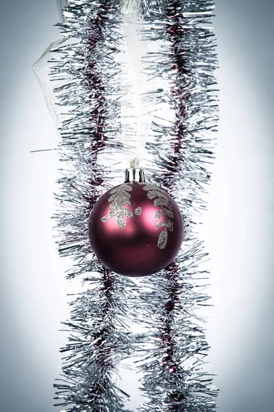 Červené vánoční koule a zlatý věnec na bílém pozadí — Stock fotografie