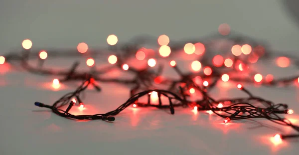 Grinalda de Natal com luzes led. Isolado em um fundo leve — Fotografia de Stock