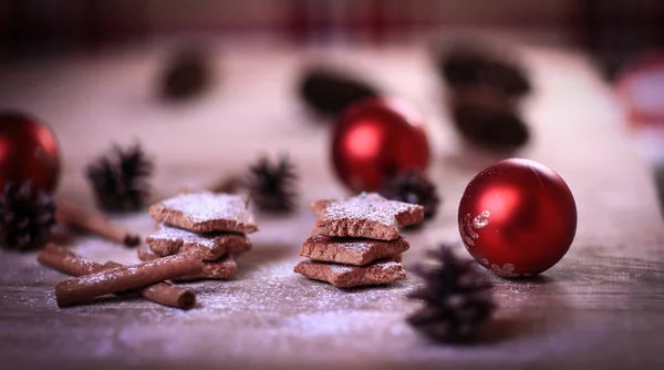 Χριστουγεννιάτικο τραπέζι. θολή εικόνα σπιτικά μπισκότα στο ξύλινο backg — Φωτογραφία Αρχείου