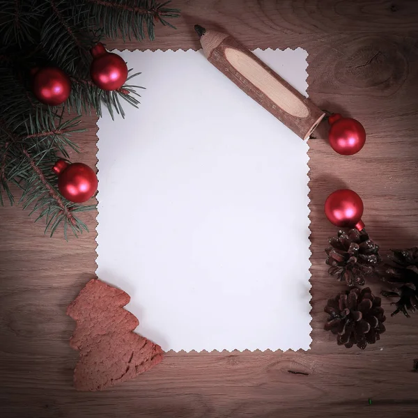 Cartão de Natal em branco, cones de pinho e lápis em backgroun de madeira — Fotografia de Stock