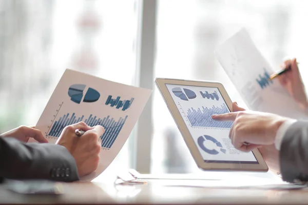 Business team bespreekt nieuwe financiële gegevens. foto met kopie ruimte — Stockfoto