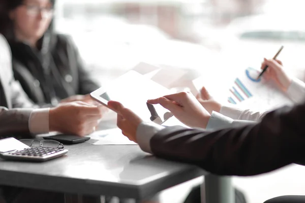 Close-up. het bedrijf-team bereidt een financieel verslag. — Stockfoto