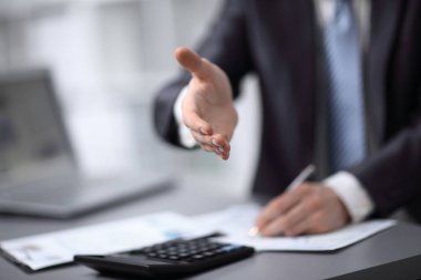 yakın çekim. Elini iş ortağına uzanan işadamı