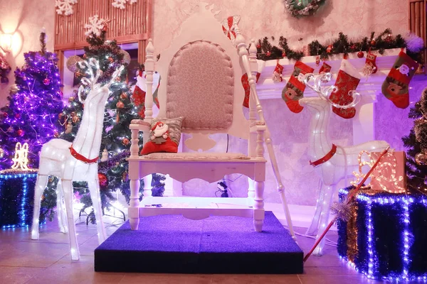 Sedia per Babbo Natale nel soggiorno festivo . — Foto Stock