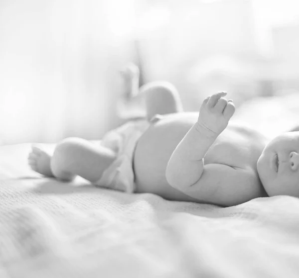 Ganska nyfödd baby som ligger på sängen — Stockfoto