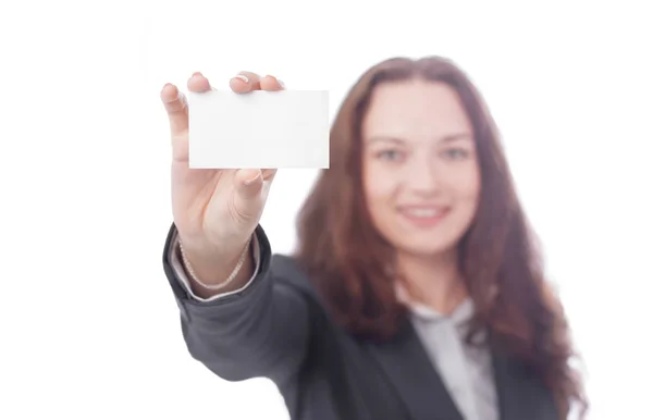 Mulher de negócios confiante mostrando cartão de visita em branco — Fotografia de Stock