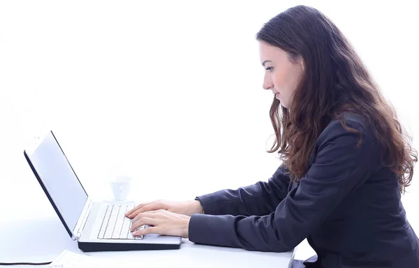 Erfolgreiche Geschäftsfrau tippt auf Laptop — Stockfoto