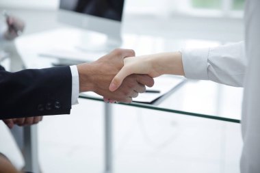 closeup.Handshake masaüstü arka plan üzerinde iş ortakları