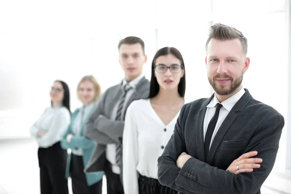 Empresário confiante em pé na frente de sua equipe de negócios — Fotografia de Stock