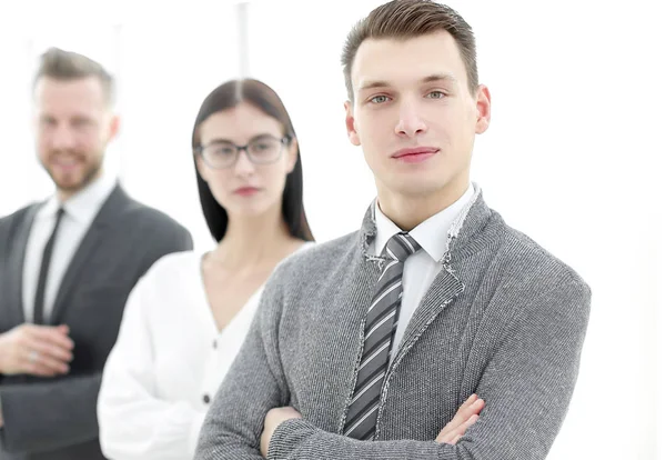 Fiatal üzletember üzleti csapata előtt áll — Stock Fotó