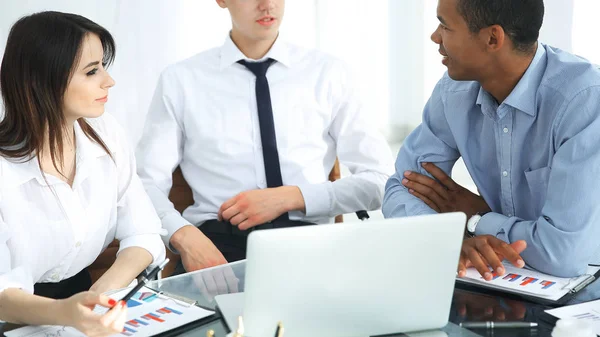 Professionele team werken met financiële documenten — Stockfoto