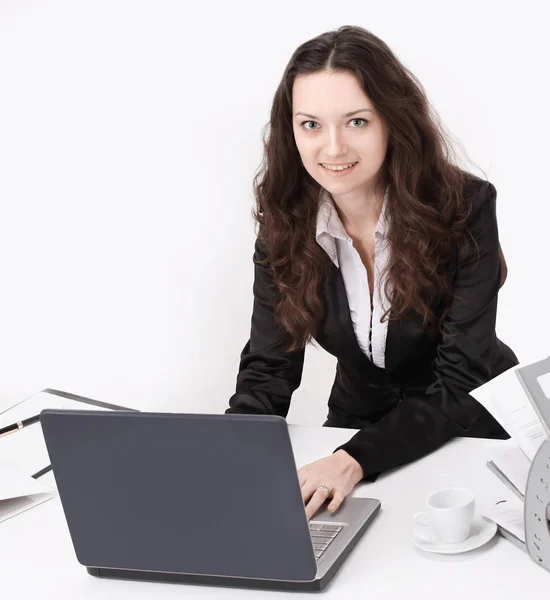 Geschäftsfrau sitzt an ihrem Schreibtisch. — Stockfoto