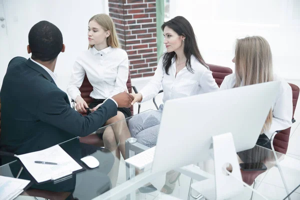 Apretón de manos de los socios comerciales en una oficina moderna. — Foto de Stock