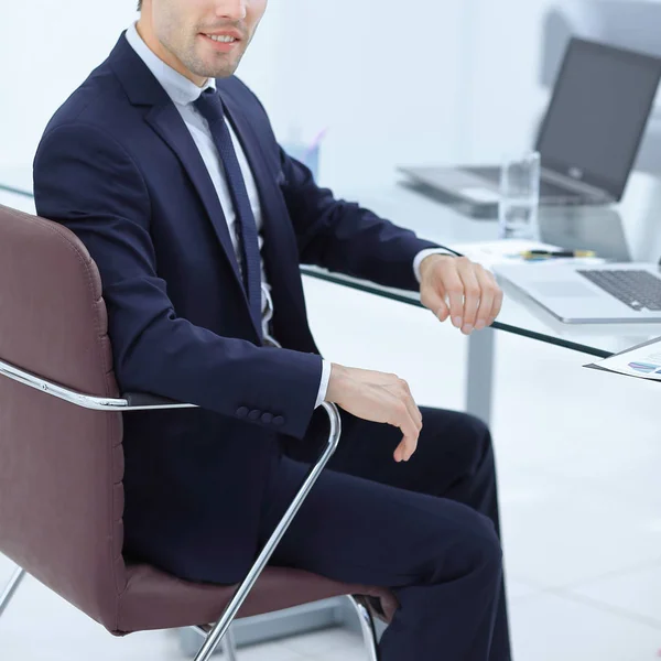 Κοντινό πλάνο. Εκτελεστική επιχειρηματία που κάθεται στο γραφείο — Φωτογραφία Αρχείου
