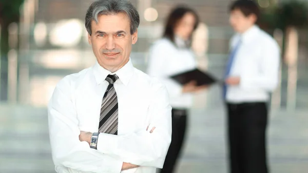 Retrato de um empresário sênior no escritório de fundo borrado — Fotografia de Stock