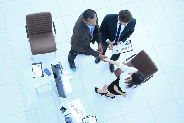 Vista do top.the handshake parceiros de negócios em uma reunião de negócios — Fotografia de Stock