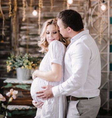 Yavaşça onun hamile eşi sarılma sevgi dolu koca