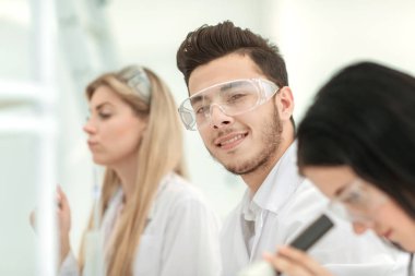 Laboratuvarda bir grup genç bilim adamı var.