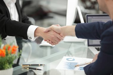 Masanın üzerinde bir el sıkışma yakın up.the arka plan görüntüsü