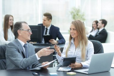 Finansal verilerle çalışmak için dijital tablet kullanarak çalışanlar