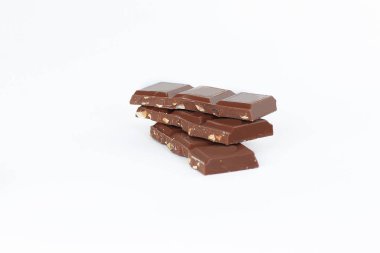 white.photo kopya alanı ile izole fındıklı sütlü çikolata