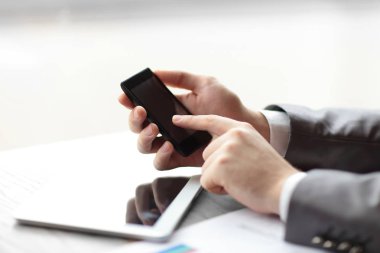yakın up.businessman parmağını üstünde belgili tanımlık perde-in belgili tanımlık smartphone presler