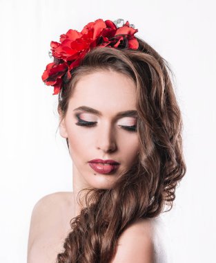 Gece elbisesi içinde güzel bir genç kadın portresi.