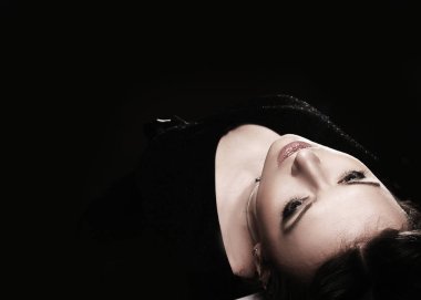 çekici genç kadın kamera için poz. siyah izole