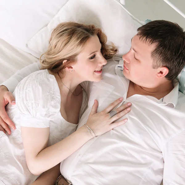 Glücklicher Mann und Frau auf dem Bett liegend — Stockfoto