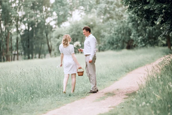 Marido feliz conoce a su esposa en un camino en el Parque . —  Fotos de Stock