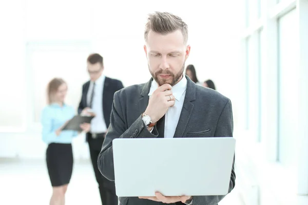 Stäng up.serious affärsman tittar på laptop skärmen . — Stockfoto